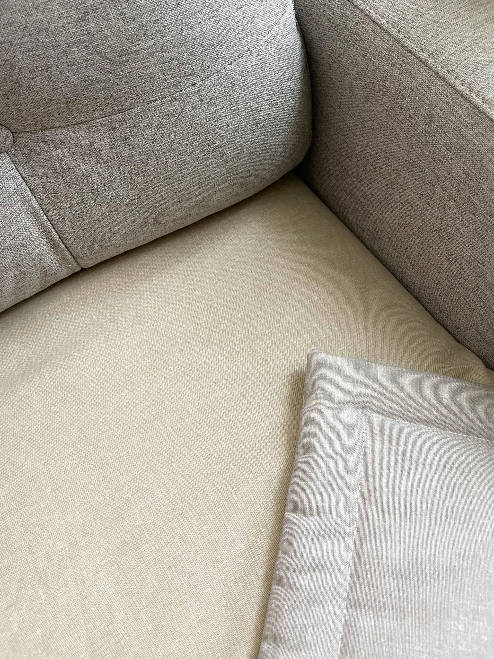 Cubre sofá 3 cuerpos beige - Imagen 2