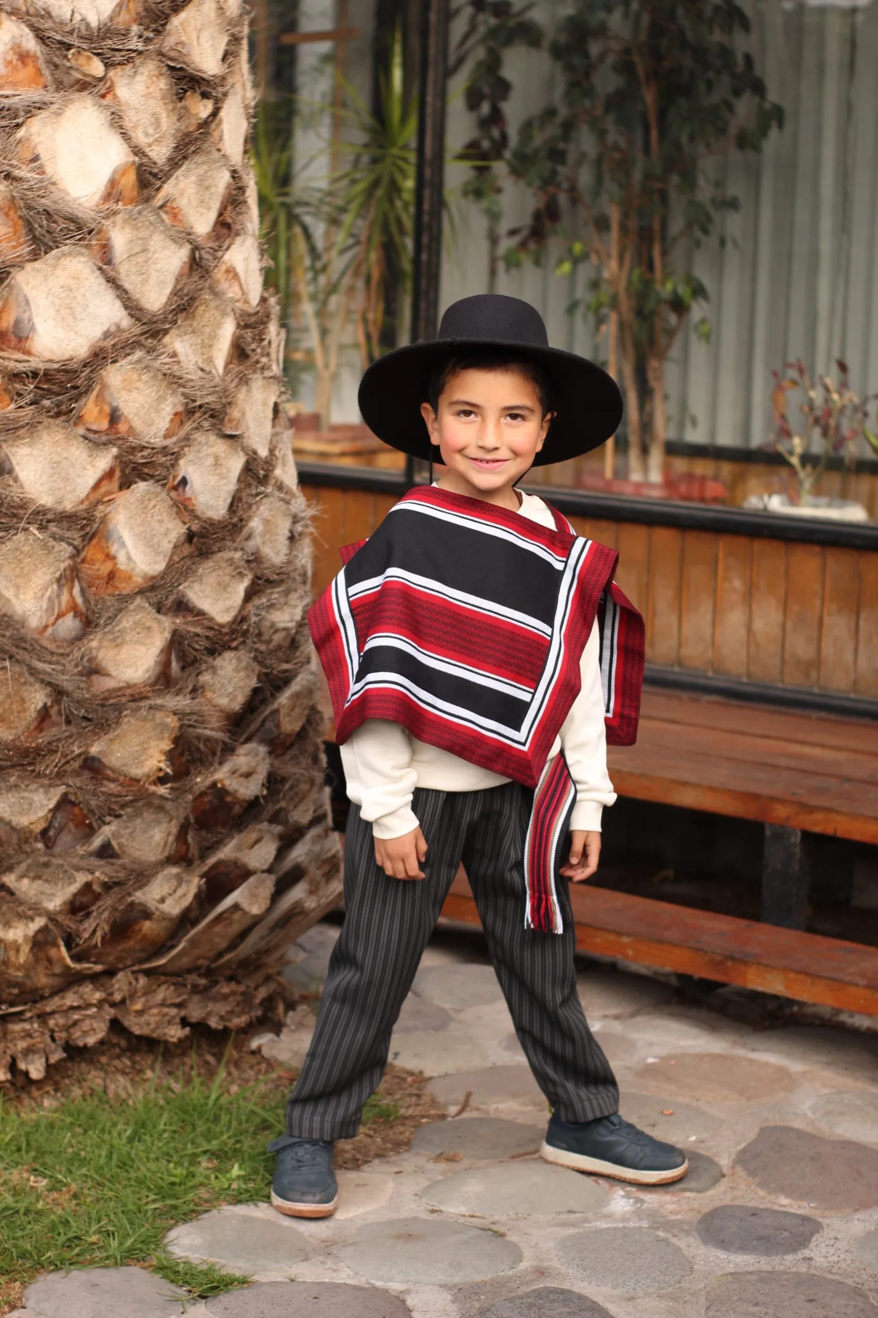 Vestuario Huasito manta negra con rojo