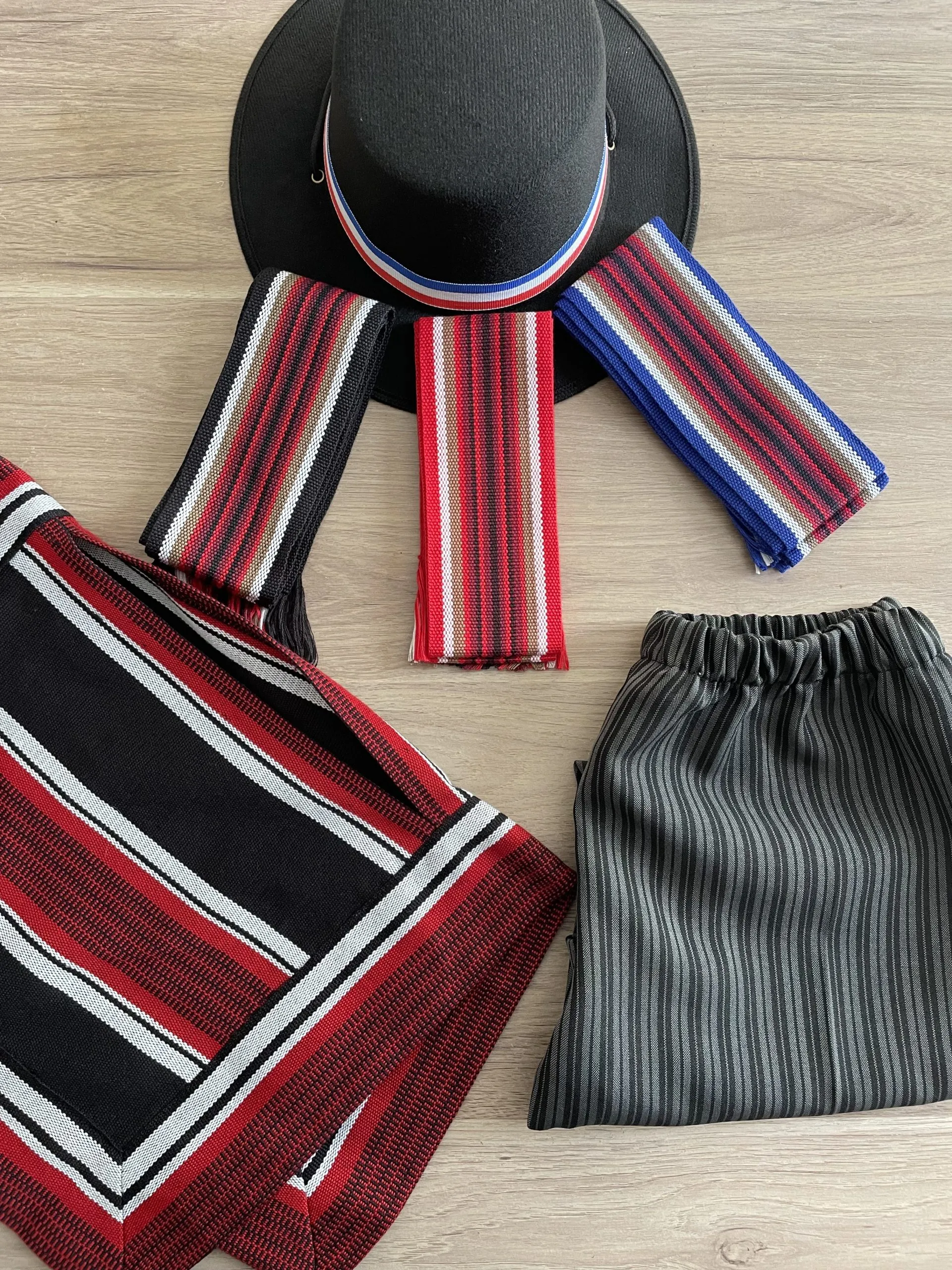 Vestuario Huasito manta negra con rojo - Imagen 2