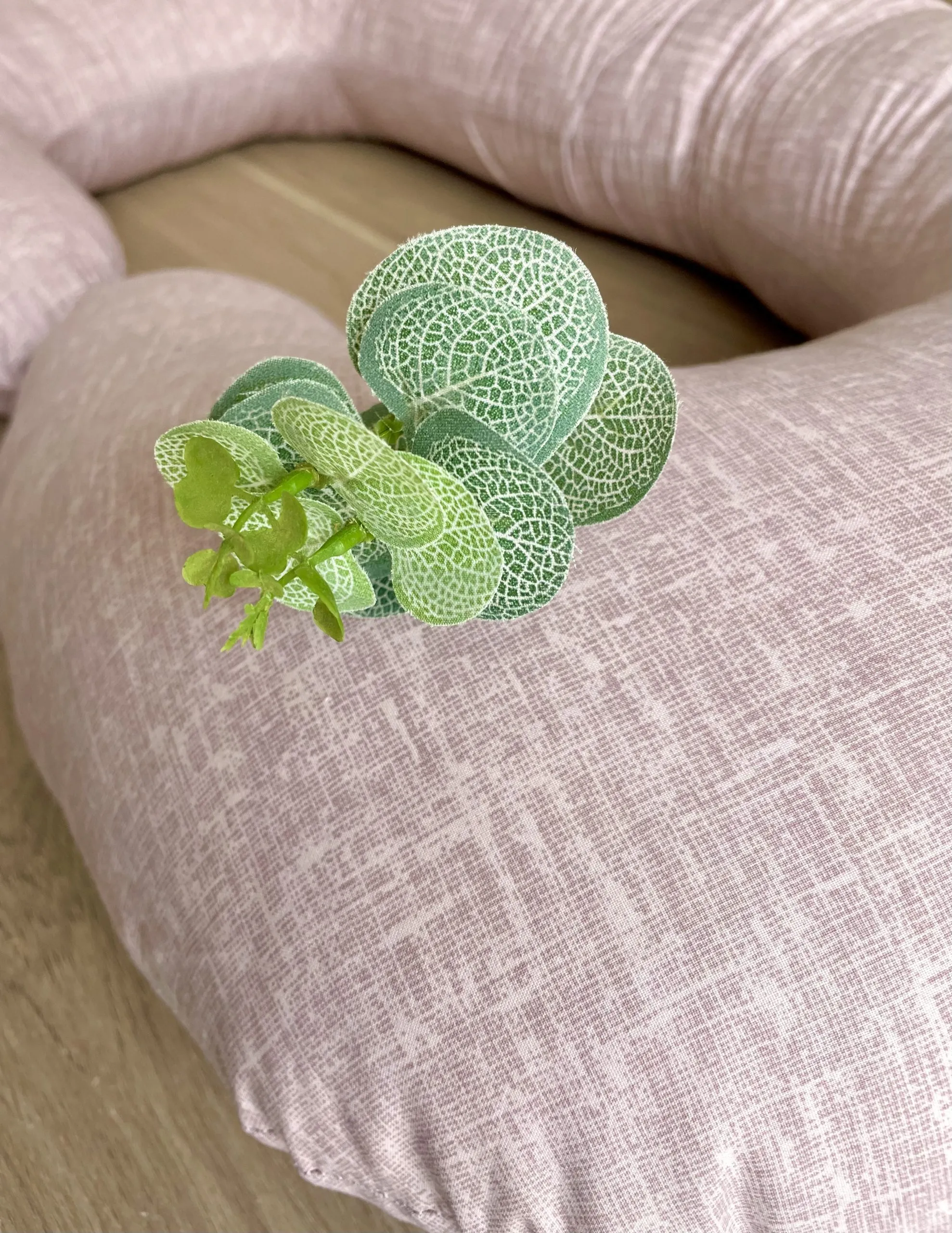 Cojín Maternal lila matizado